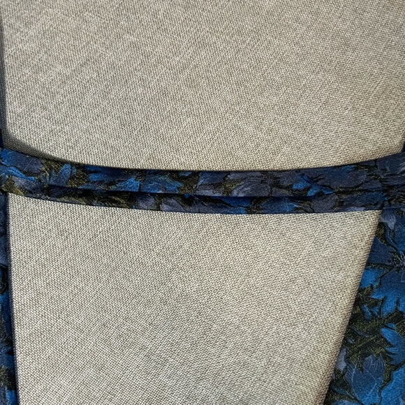 Elegant Floral Patterned Tie in Blue and Black - Picture 5 of 10